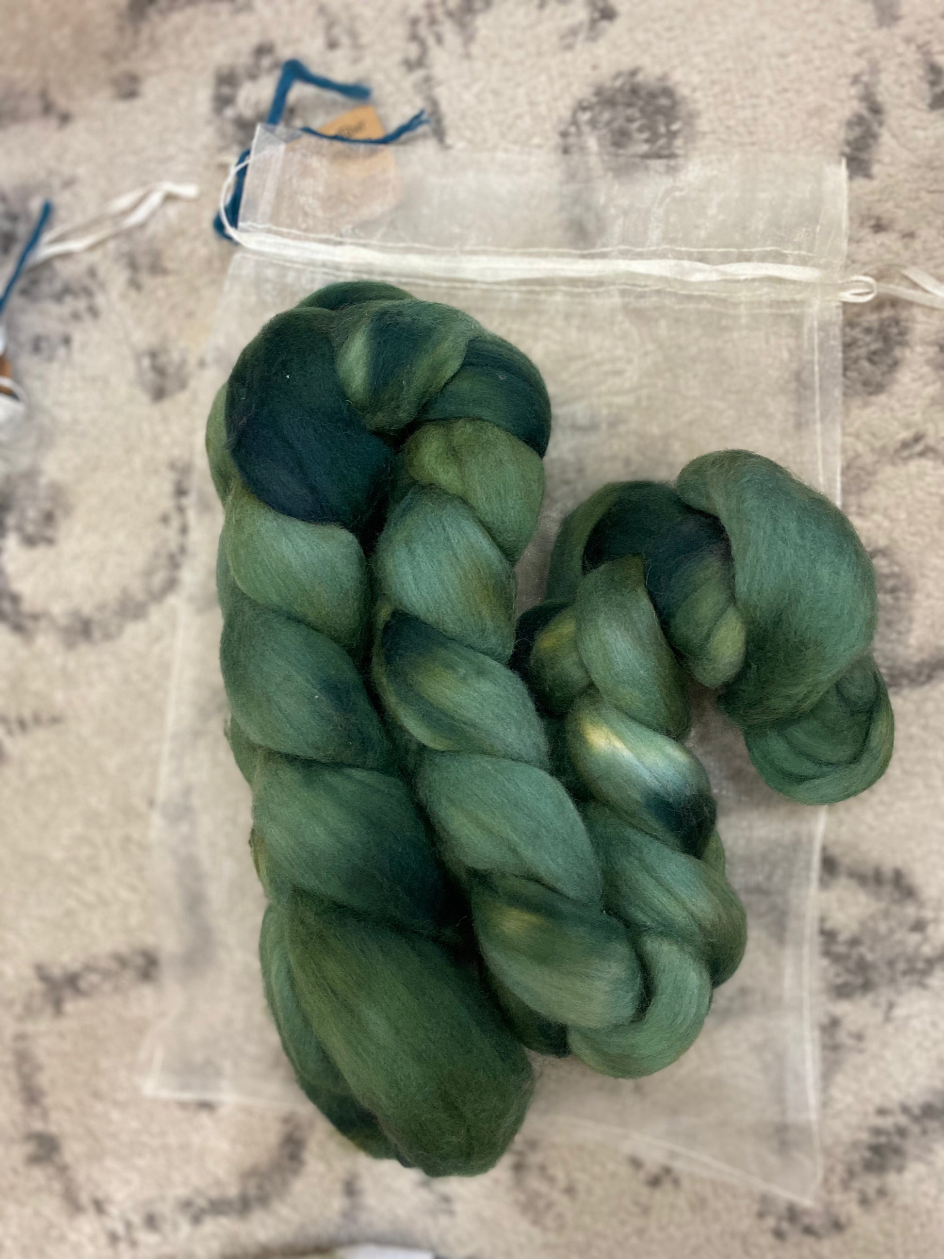 Wool Roving A Rabbit Hand Dyed 100% Wool Roving 4oz – Rabbit Row Yarns & Haberdashery